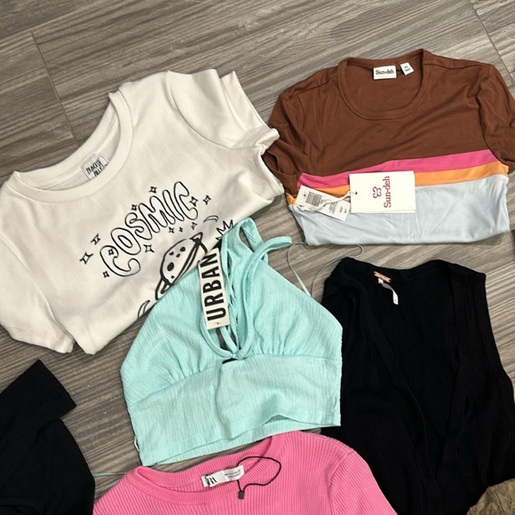 LOT 10 Tops - Picture 4 of 8